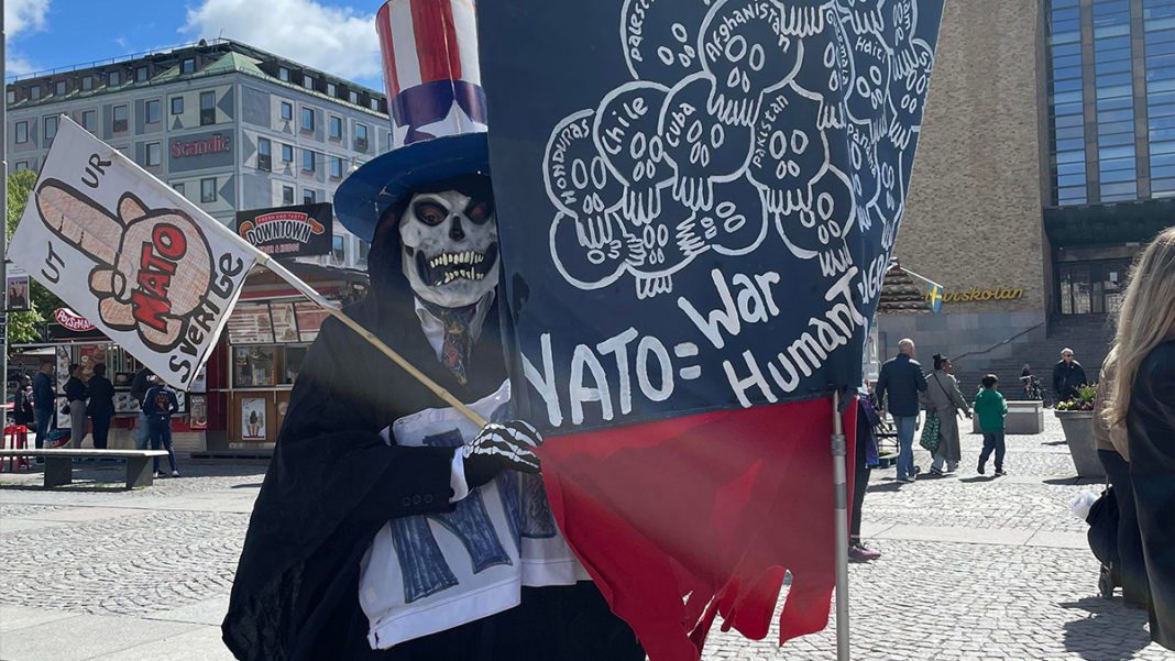 a-stockholm-certains-sont-tres-hostiles-a-ladhesion-a-lotan-3