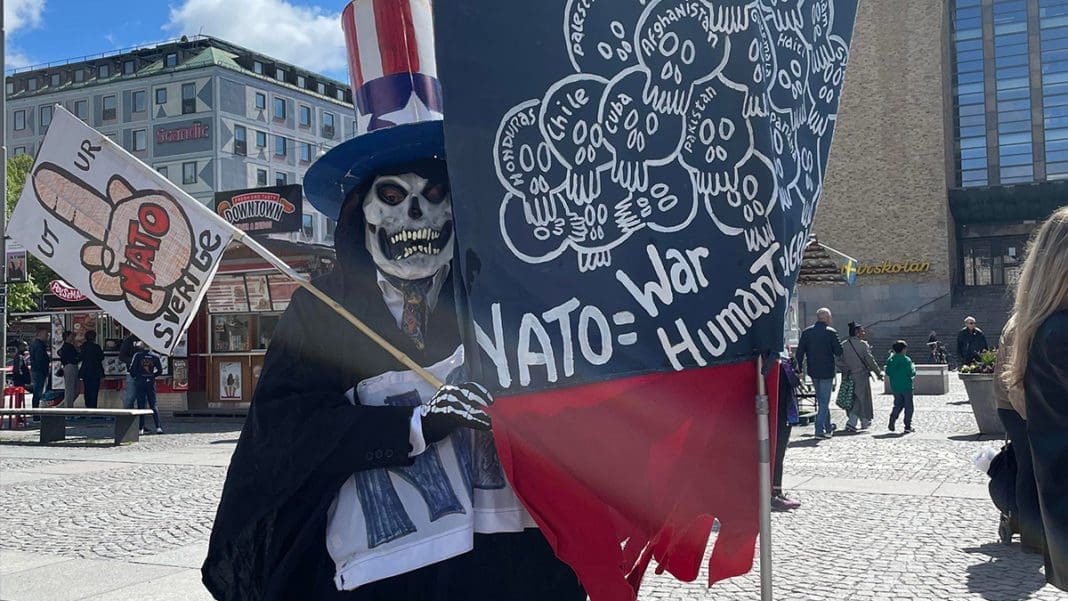 a-stockholm-certains-sont-tres-hostiles-a-ladhesion-a-lotan-3