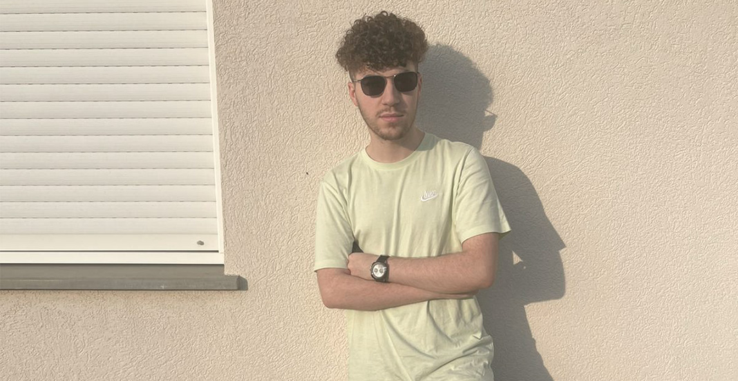 ibrahim-godin-devoile-son-premier-titre-reste-ici